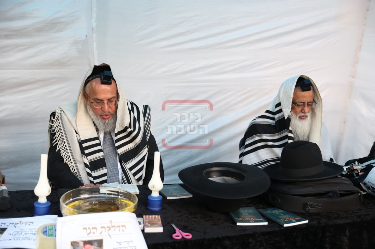 המונים בתפילה בציון הצדיק בעג'ור