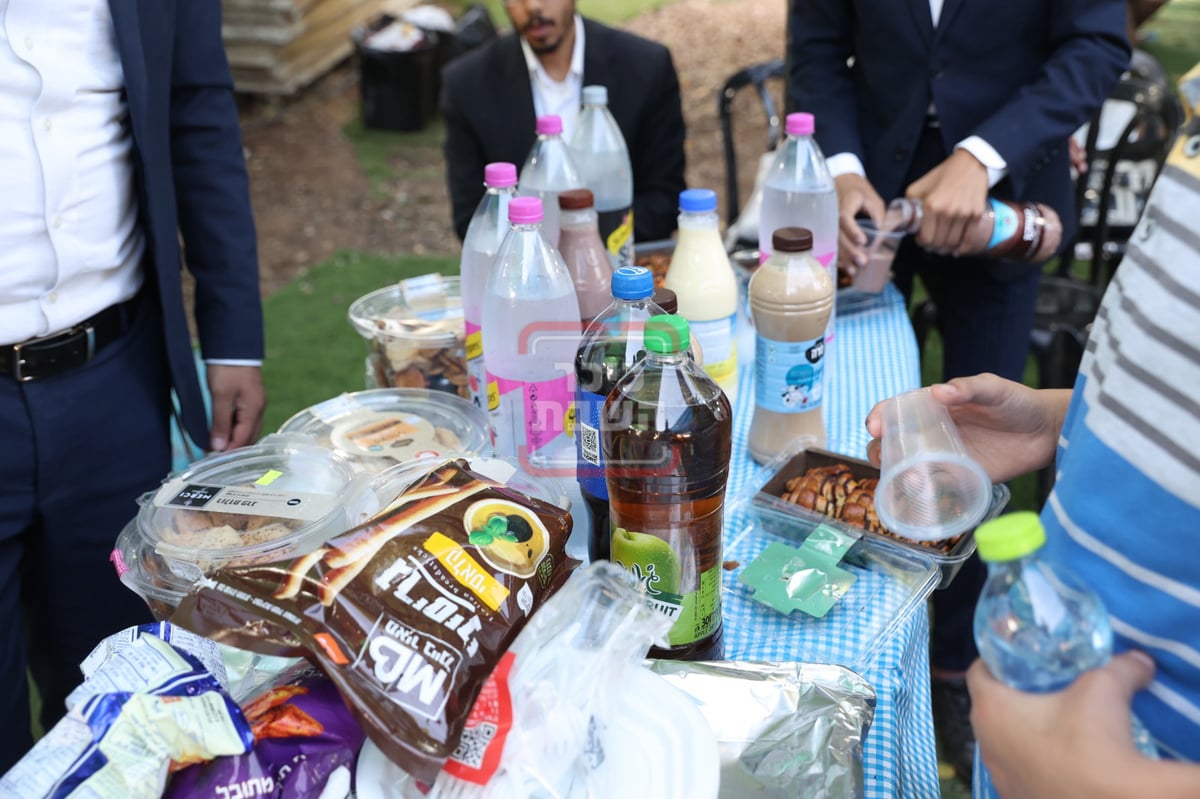 המונים בתפילה בציון הצדיק בעג'ור