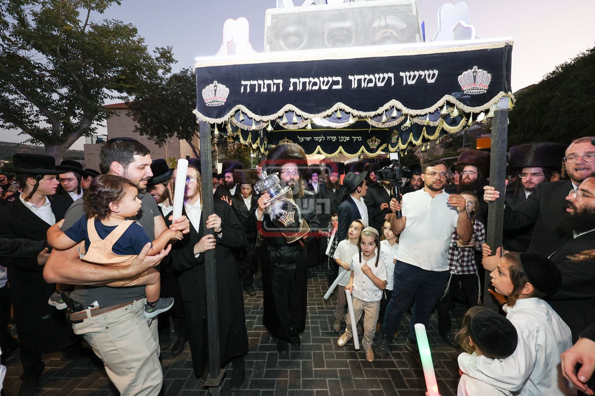 הכנסת ס"ת לישיבת 'מטה ראובן' בביתר