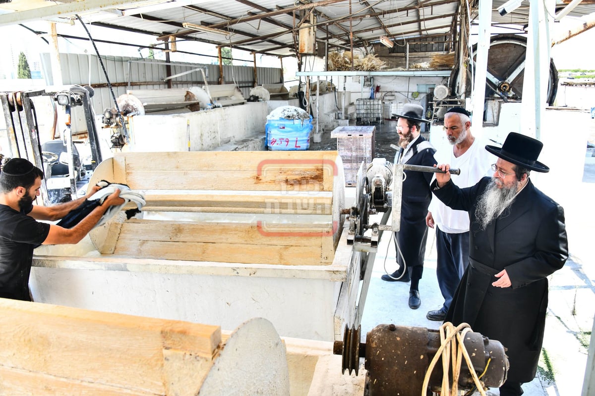 האדמו"ר משבט הלוי בסיור במפעל עיבוד עורות לתשמישי קדושה