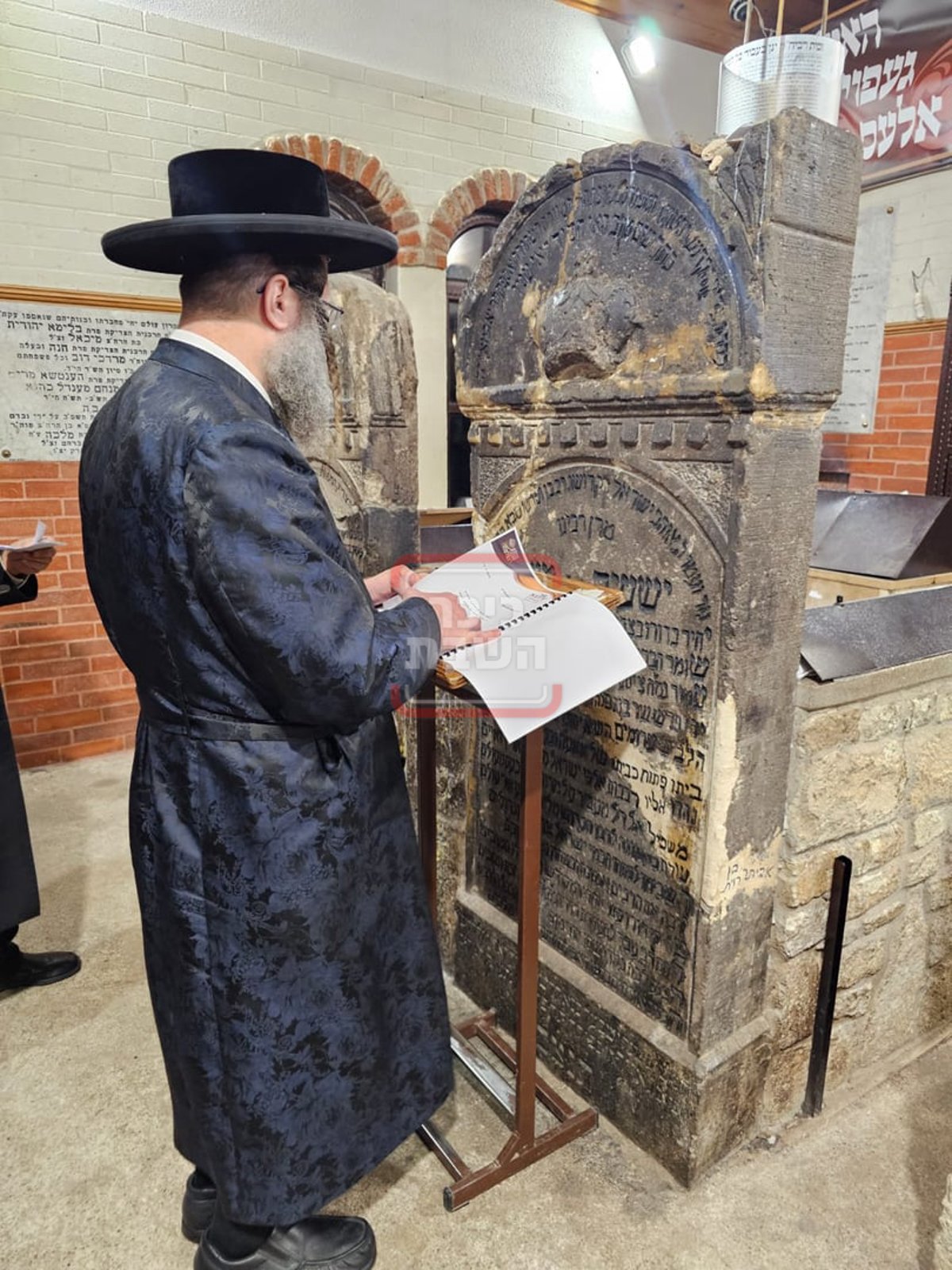 האדמו"ר מביטשקוב במסע לקברות צדיקים