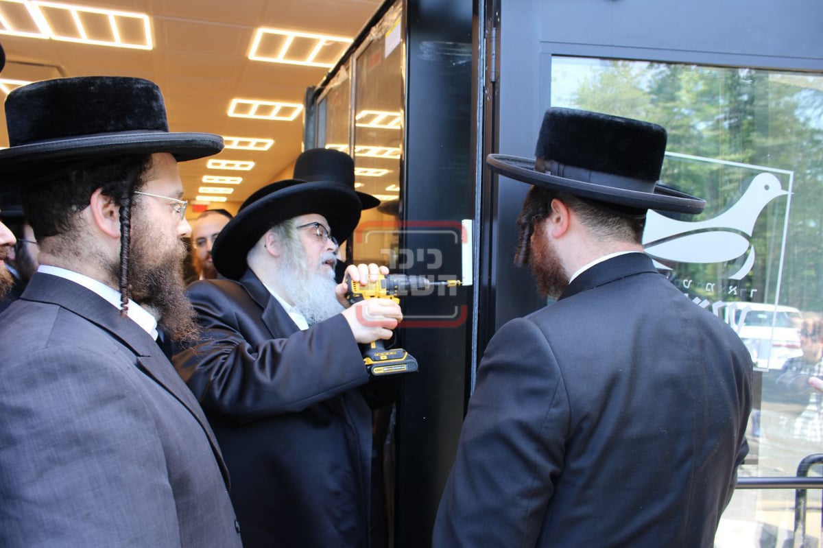 האדמו"ר מסאטמר בקביעת מזוזה 