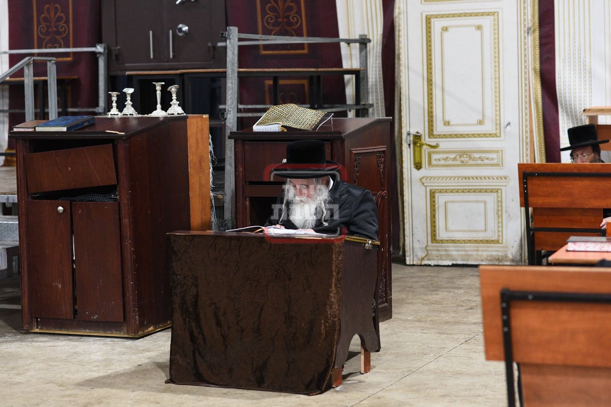 תשעה באב בחצה"ק מכנובקא בעלזא 