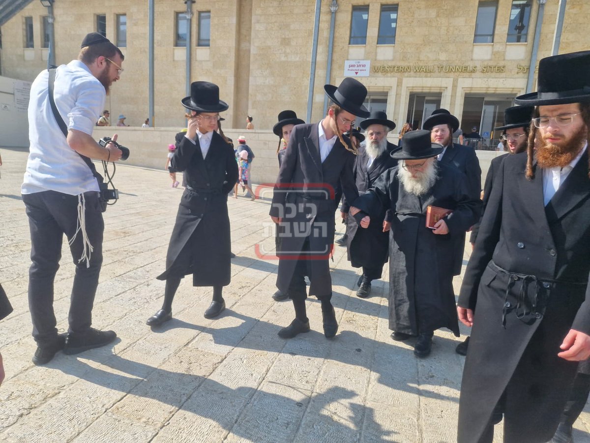 גאב"ד מאקווא במקומות הקדושים בירושלים