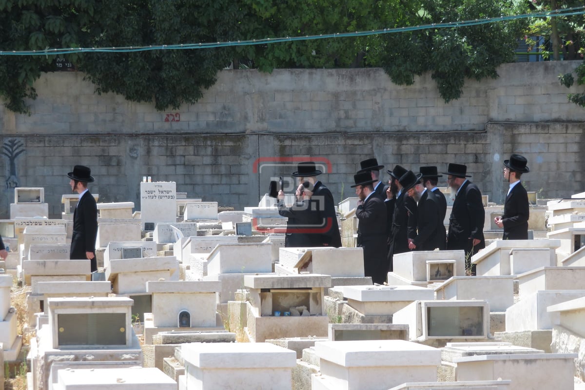 האדמו"ר מויז'ניץ קיימישע בבית החיים ויז'ניץ בבני ברק