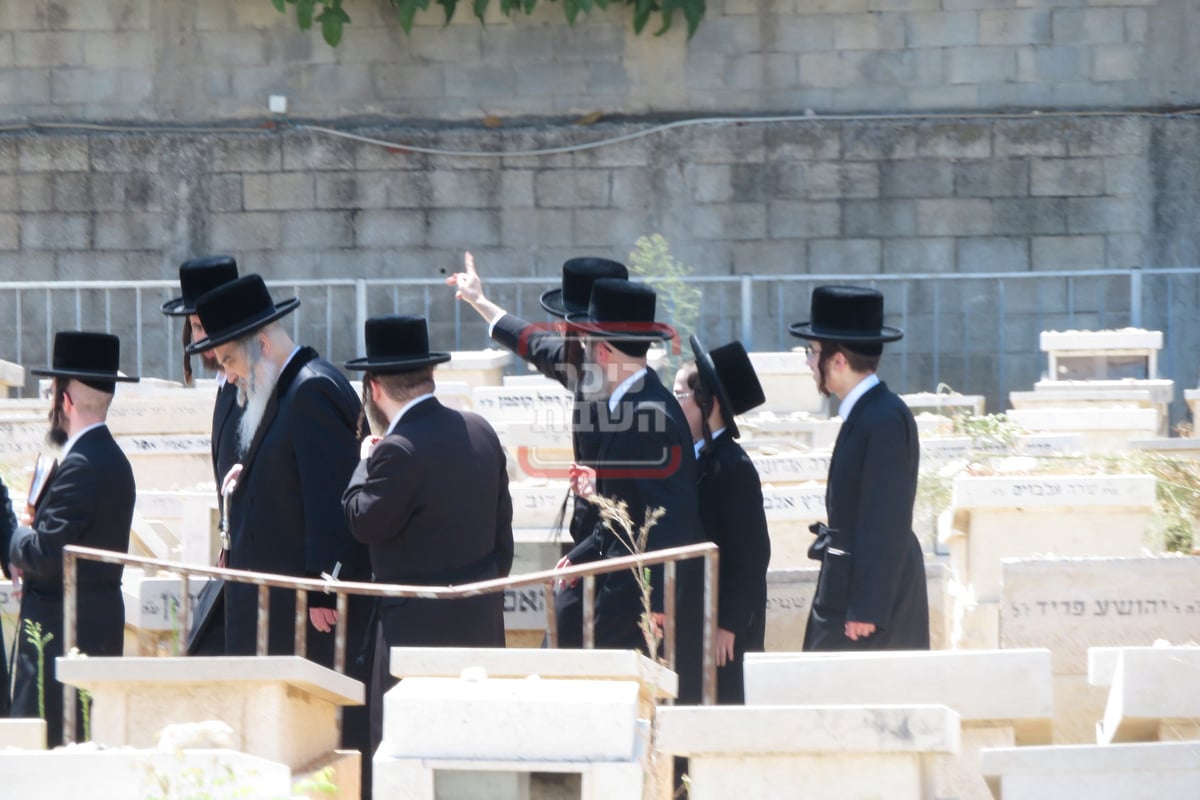 האדמו"ר מויז'ניץ קיימישע בבית החיים ויז'ניץ בבני ברק