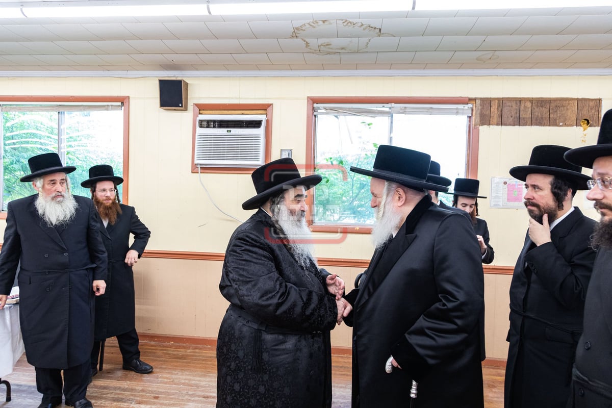 האדמו"ר מבאבוב בביקור במחנה שלווה ד'באבוב 