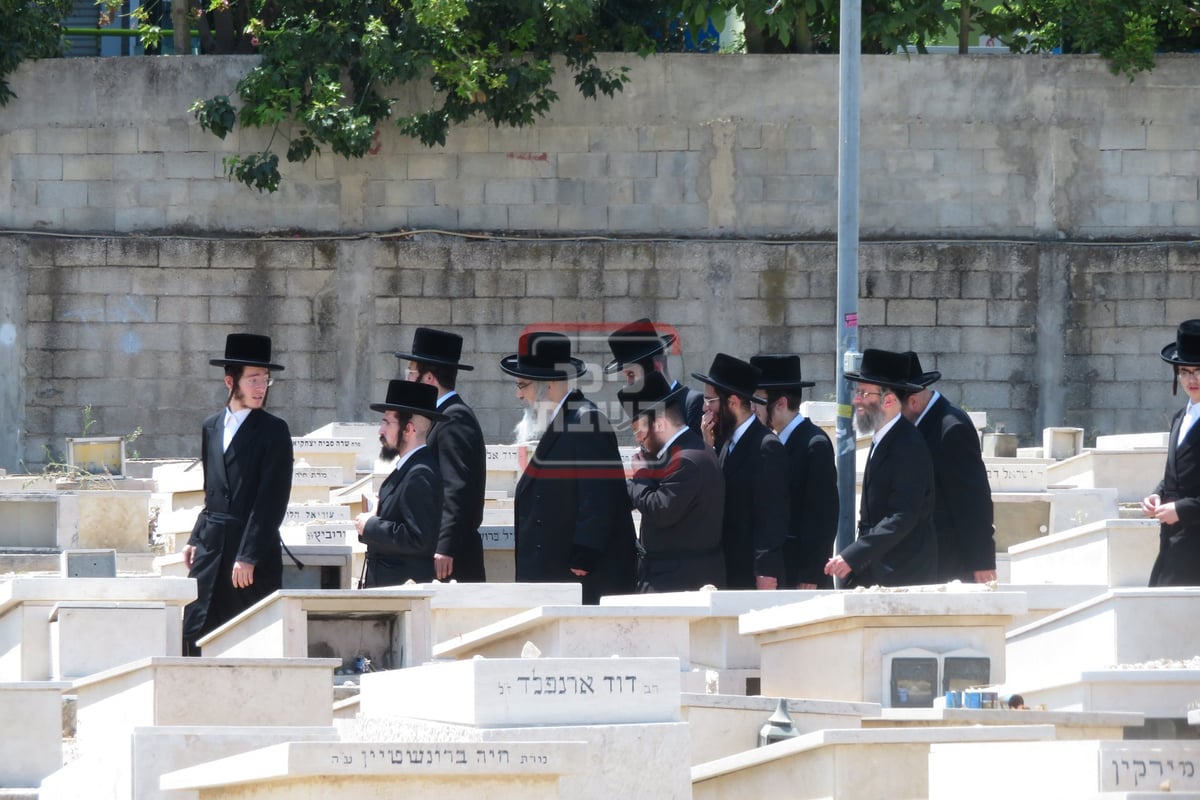 האדמו"ר מויז'ניץ קיימישע בבית החיים ויז'ניץ בבני ברק