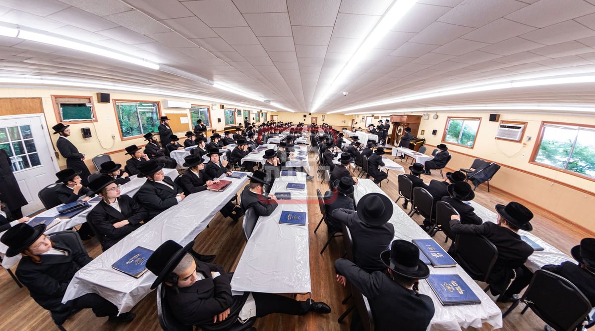 האדמו"ר מבאבוב בביקור במחנה שלווה ד'באבוב 