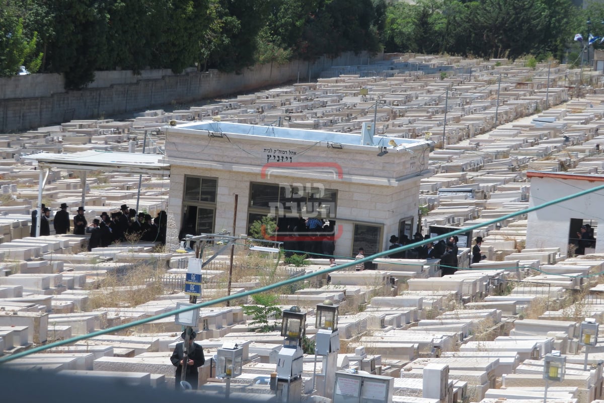 האדמו"ר מויז'ניץ קיימישע בבית החיים ויז'ניץ בבני ברק