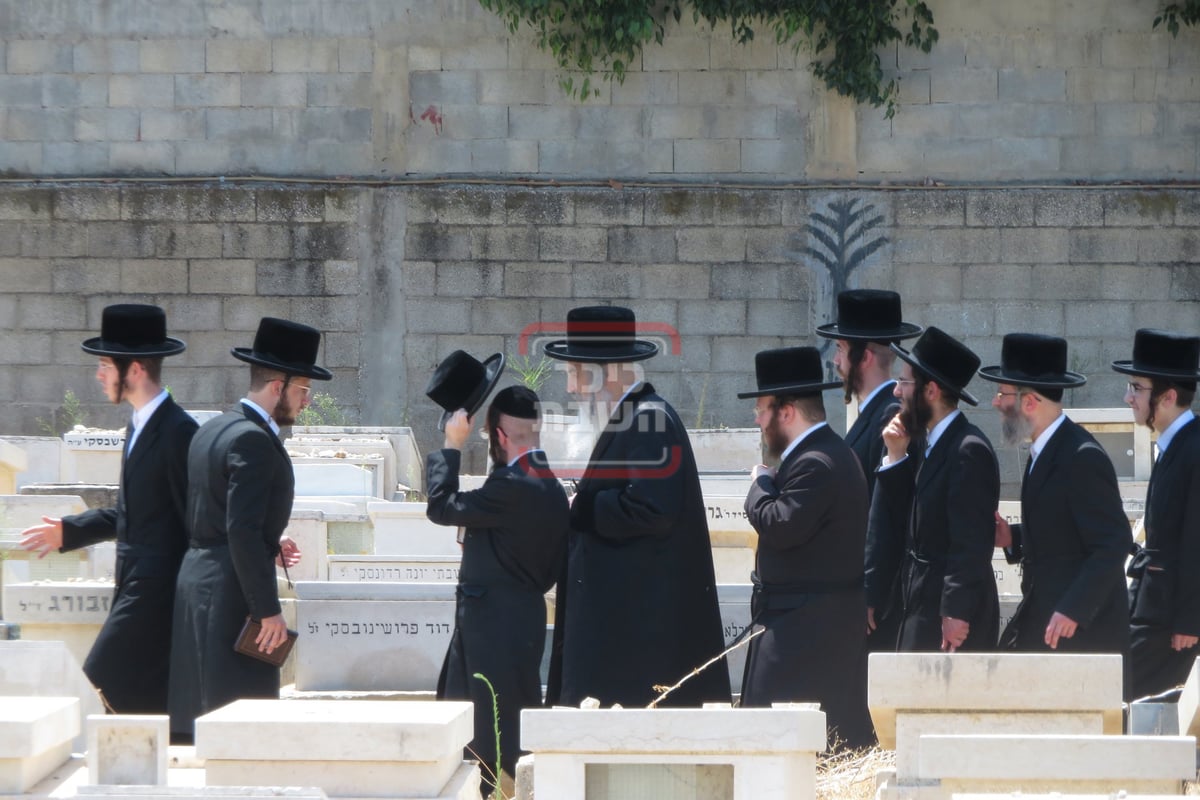 האדמו"ר מויז'ניץ קיימישע בבית החיים ויז'ניץ בבני ברק