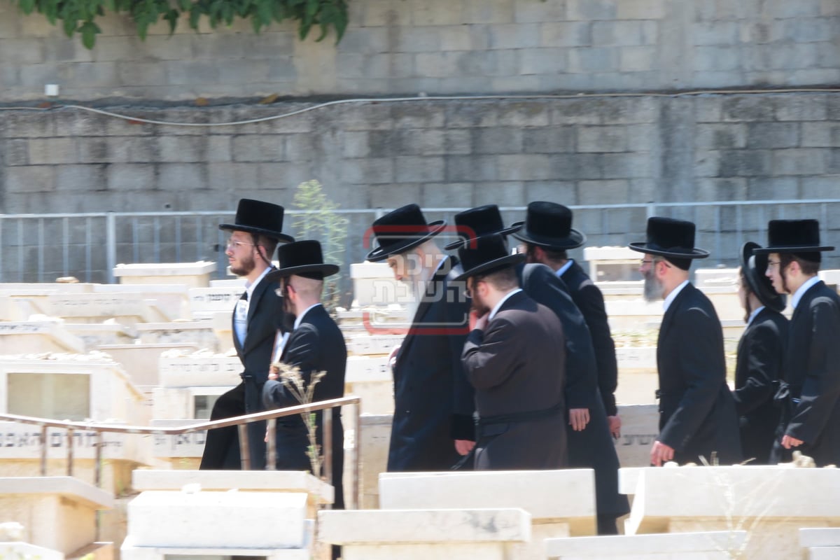 האדמו"ר מויז'ניץ קיימישע בבית החיים ויז'ניץ בבני ברק