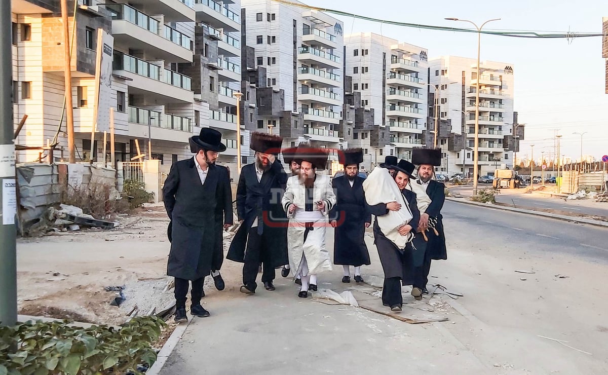 האדמו"ר ממיאלען שבת ראשונה במתחם הסופרים 