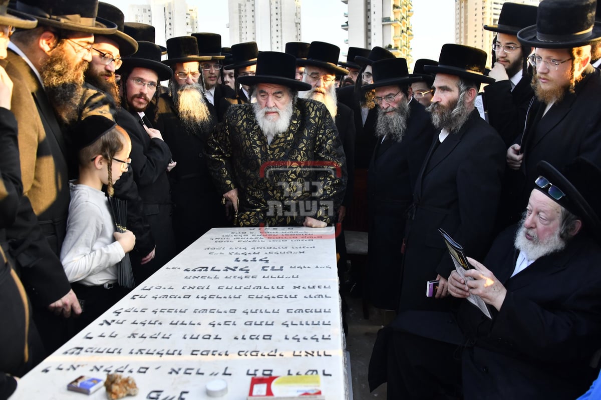 האדמו"ר מויז'ניץ בהקמת מצבה על קברו של העסקן ר' ישראל נח ויזל ז"ל