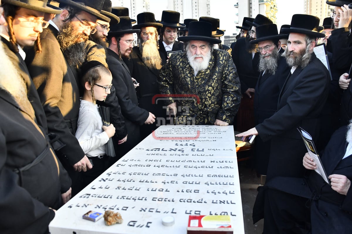 האדמו"ר מויז'ניץ בהקמת מצבה על קברו של העסקן ר' ישראל נח ויזל ז"ל