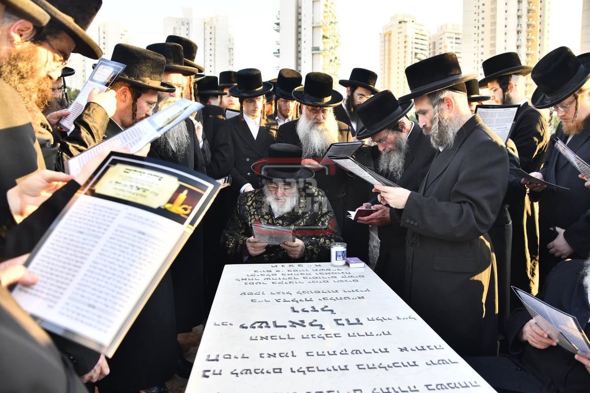 האדמו"ר מויז'ניץ בהקמת מצבה על קברו של העסקן ר' ישראל נח ויזל ז"ל