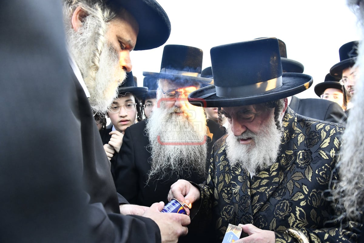 האדמו"ר מויז'ניץ בהקמת מצבה על קברו של העסקן ר' ישראל נח ויזל ז"ל