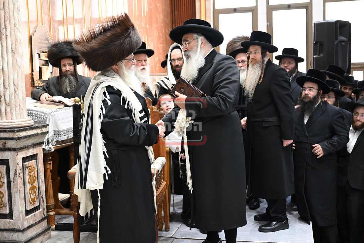 האדמו"ר מצאנז מקדם את פני האדמו"ר מדושינסקיא