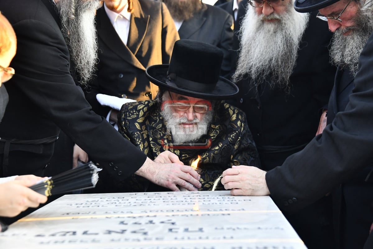 האדמו"ר מויז'ניץ בהקמת מצבה על קברו של העסקן ר' ישראל נח ויזל ז"ל