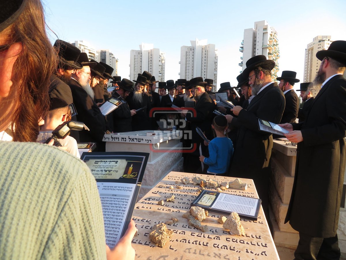 האדמו"ר מויז'ניץ בהקמת מצבה על קברו של העסקן ר' ישראל נח ויזל ז"ל