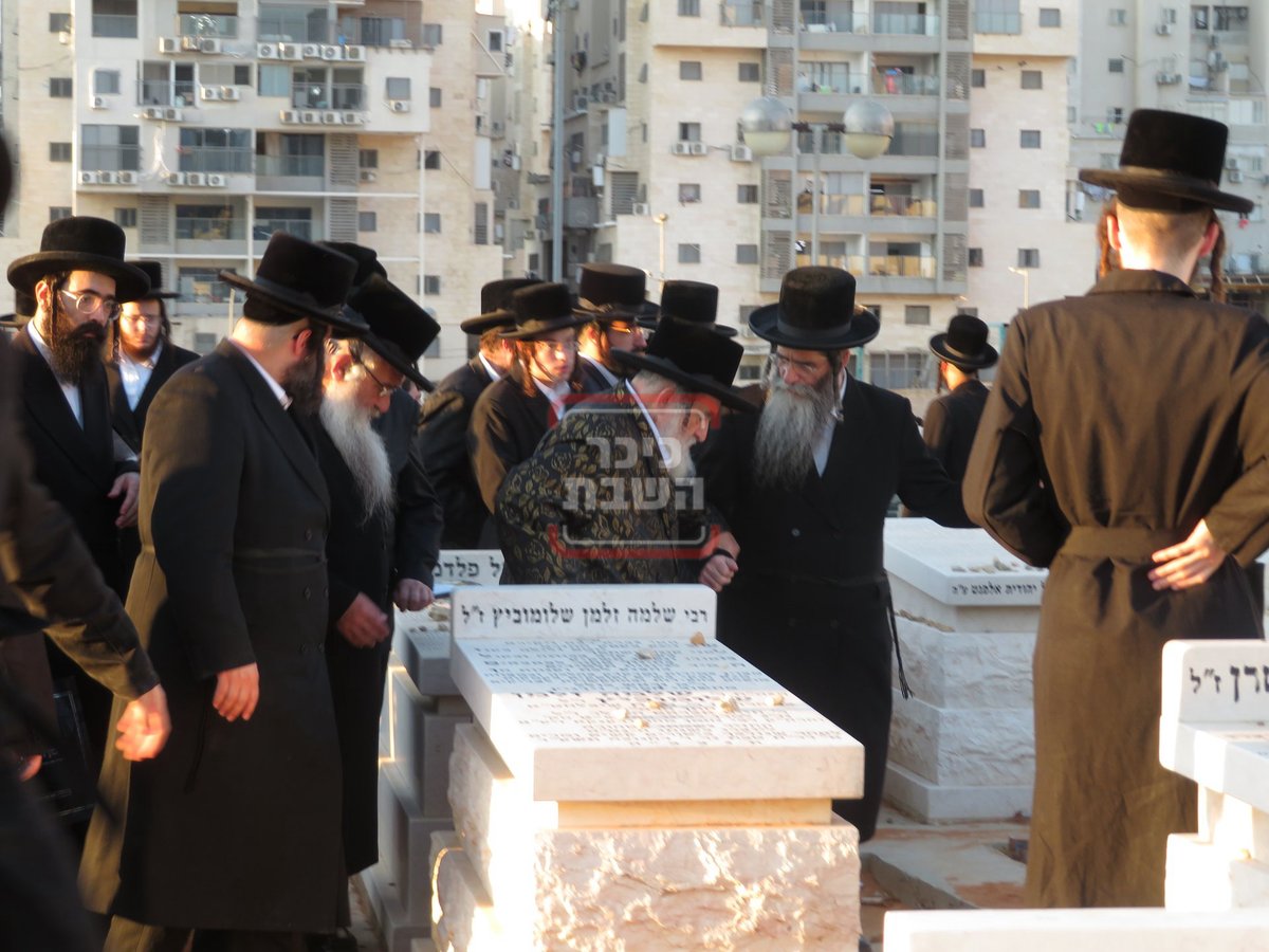 האדמו"ר מויז'ניץ בהקמת מצבה על קברו של העסקן ר' ישראל נח ויזל ז"ל