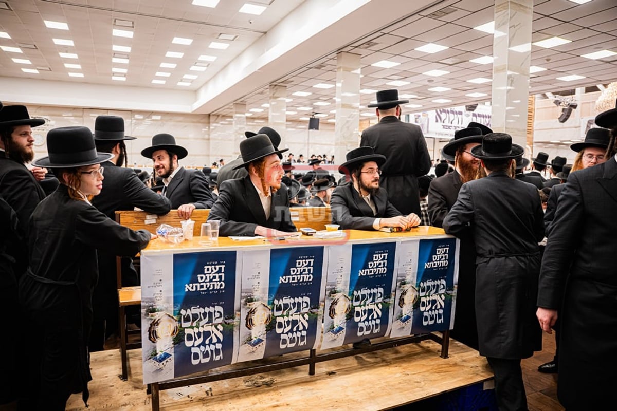 האדמו"ר מסאטמר בעריכת השולחן הטהור 