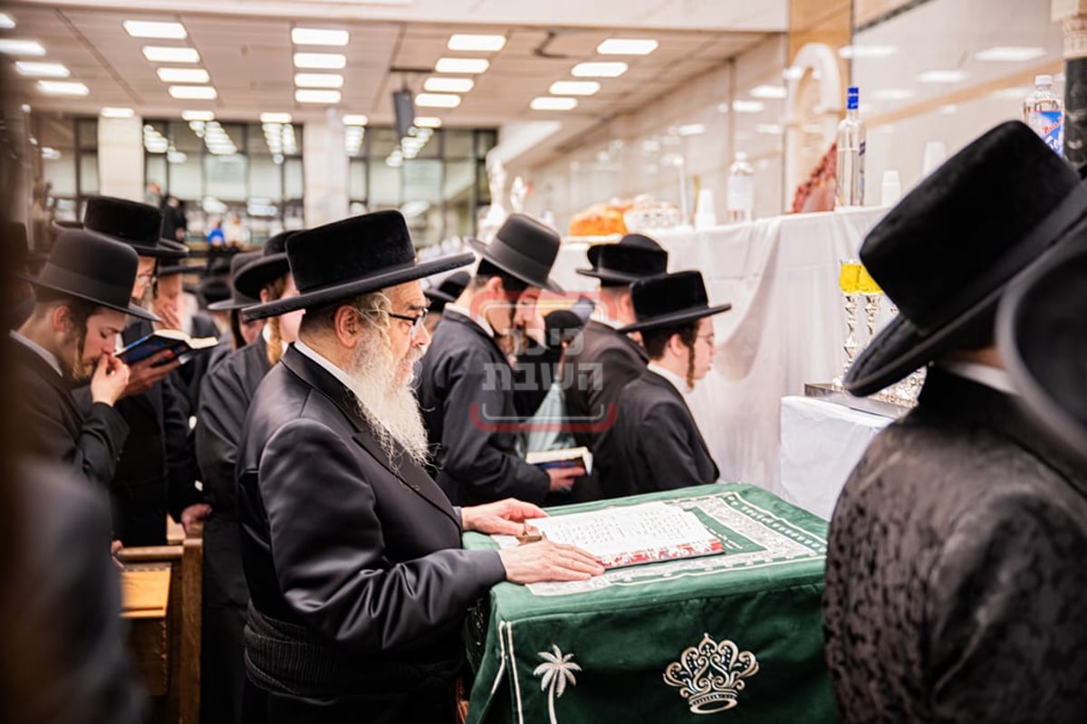 האדמו"ר מסאטמר בתפילת ערבית לפני התיבה בליל ההילולא 