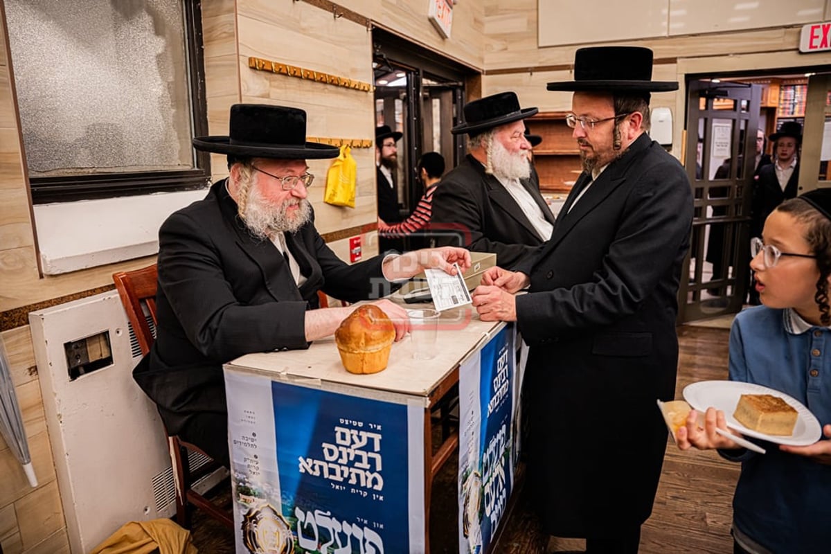 האדמו"ר מסאטמר בעריכת השולחן הטהור 