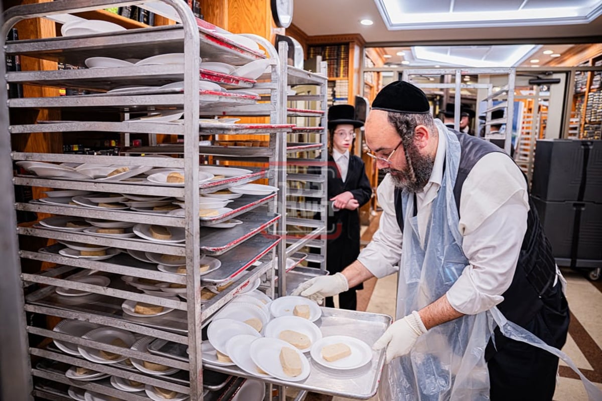 האדמו"ר מסאטמר בעריכת השולחן הטהור 