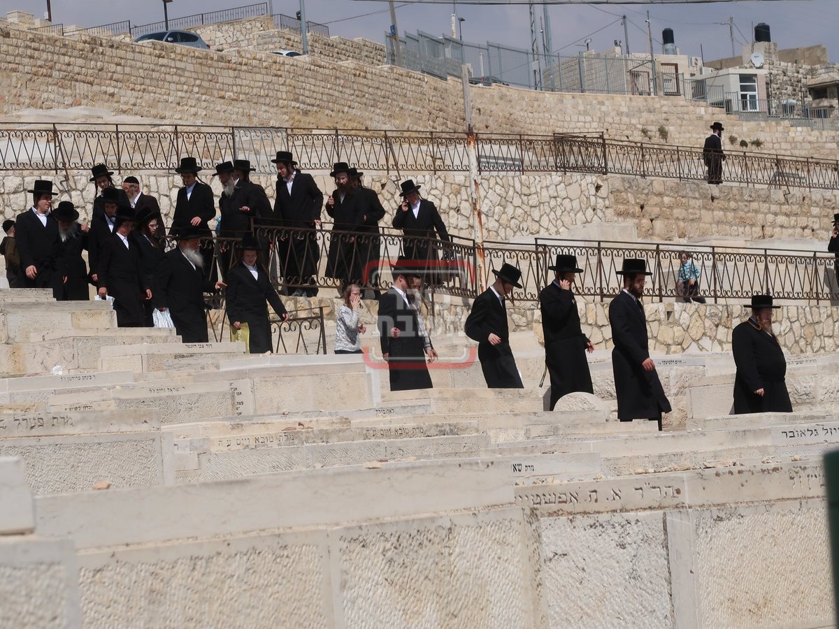 האדמו"ר משומרי אמונים על ציון אביו זצ"ל