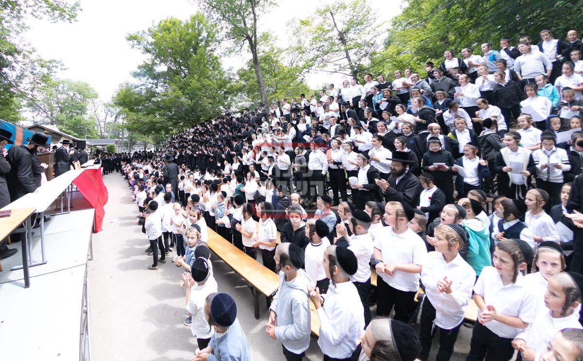 האדמו"ר ממונקאטש בביקור במחנה מונקאטש בקאנטרי 