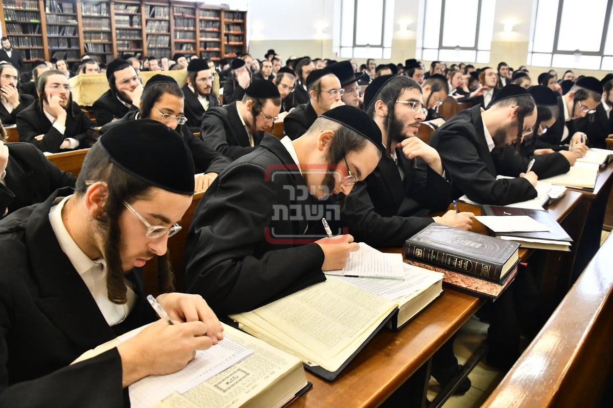 הגאון רבי דב לנדו בשיעור כללי בישיבת באבוב בבני ברק 