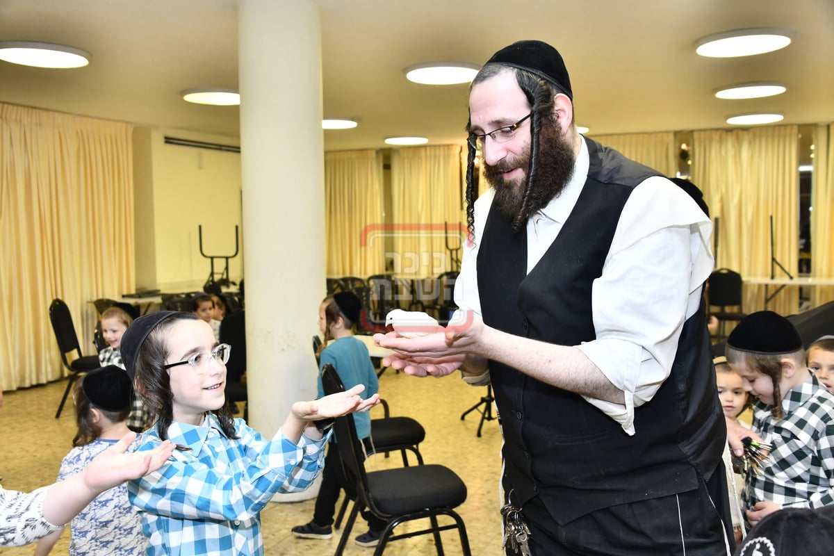 מיצג מצוות 'שילוח הקן' בתלמוד תורה באבוב 