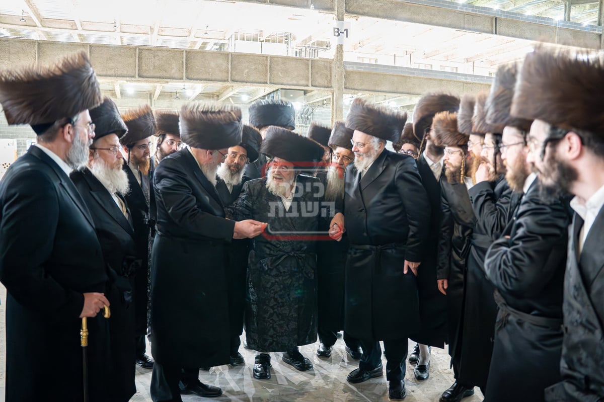 האדמו"ר מויז'ניץ בסיור בביהמ"ד סקווירא בשיכון סקווירא 