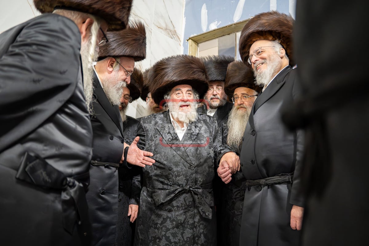 האדמו"ר מויז'ניץ בסיור בביהמ"ד סקווירא בשיכון סקווירא 