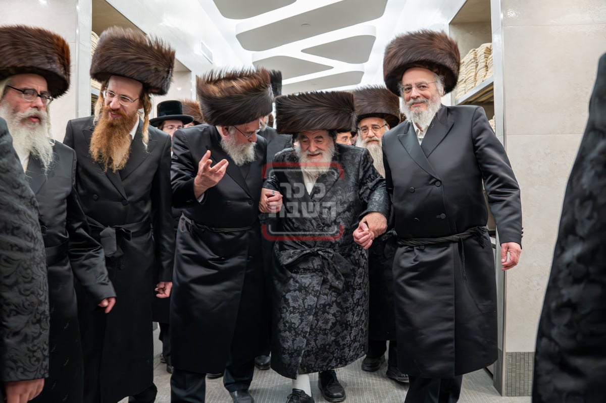 האדמו"ר מויז'ניץ בסיור בביהמ"ד סקווירא בשיכון סקווירא 