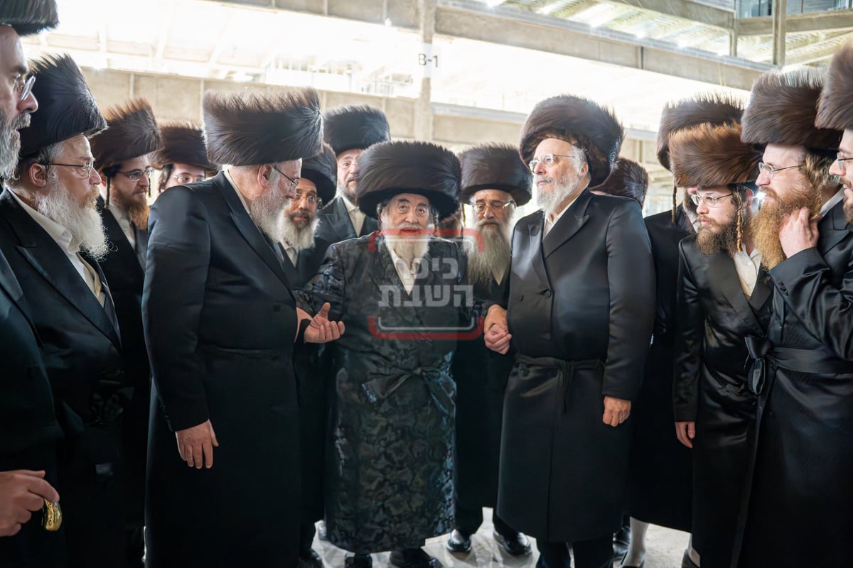 האדמו"ר מויז'ניץ בסיור בביהמ"ד סקווירא בשיכון סקווירא 