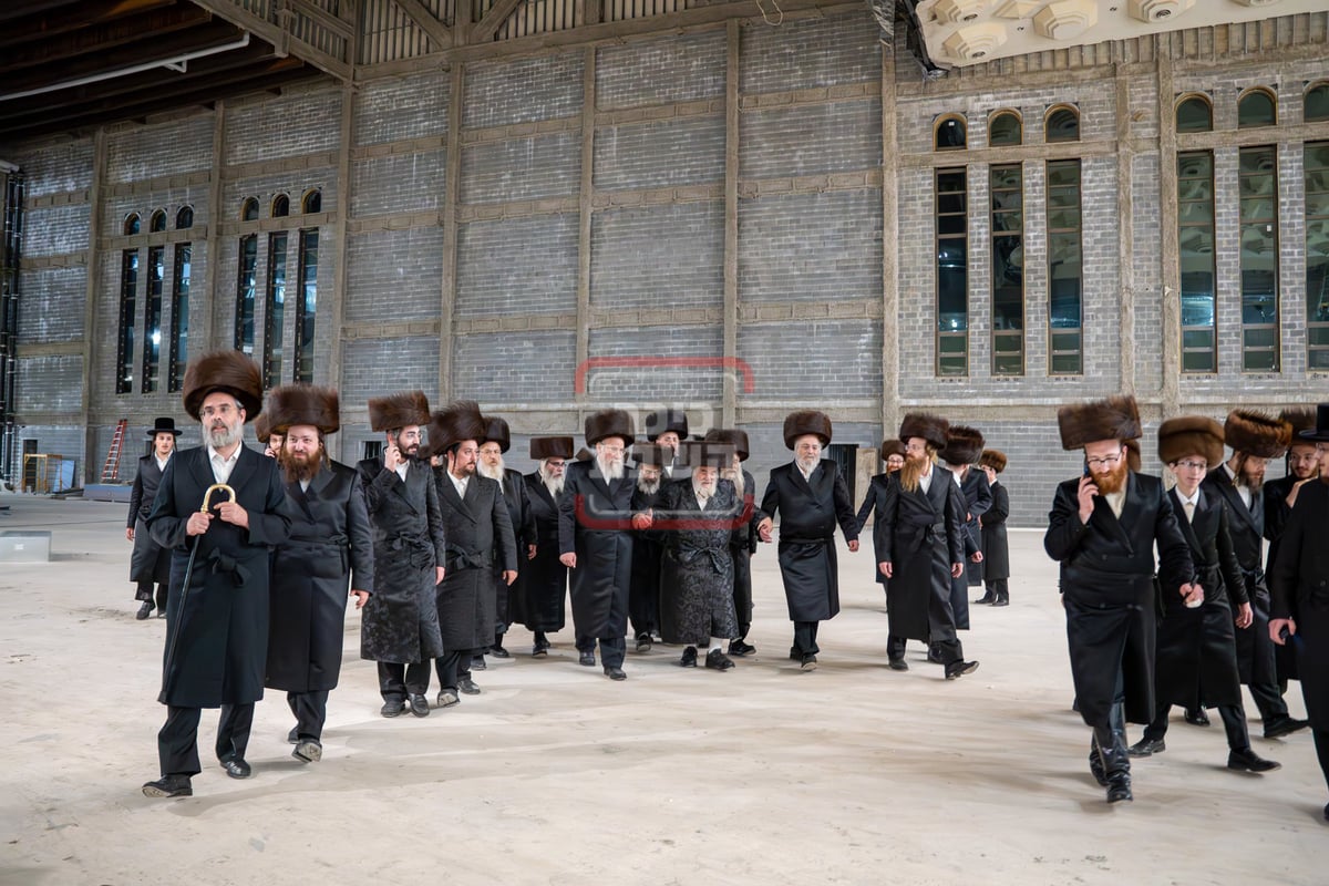 האדמו"ר מויז'ניץ בסיור בביהמ"ד סקווירא בשיכון סקווירא 