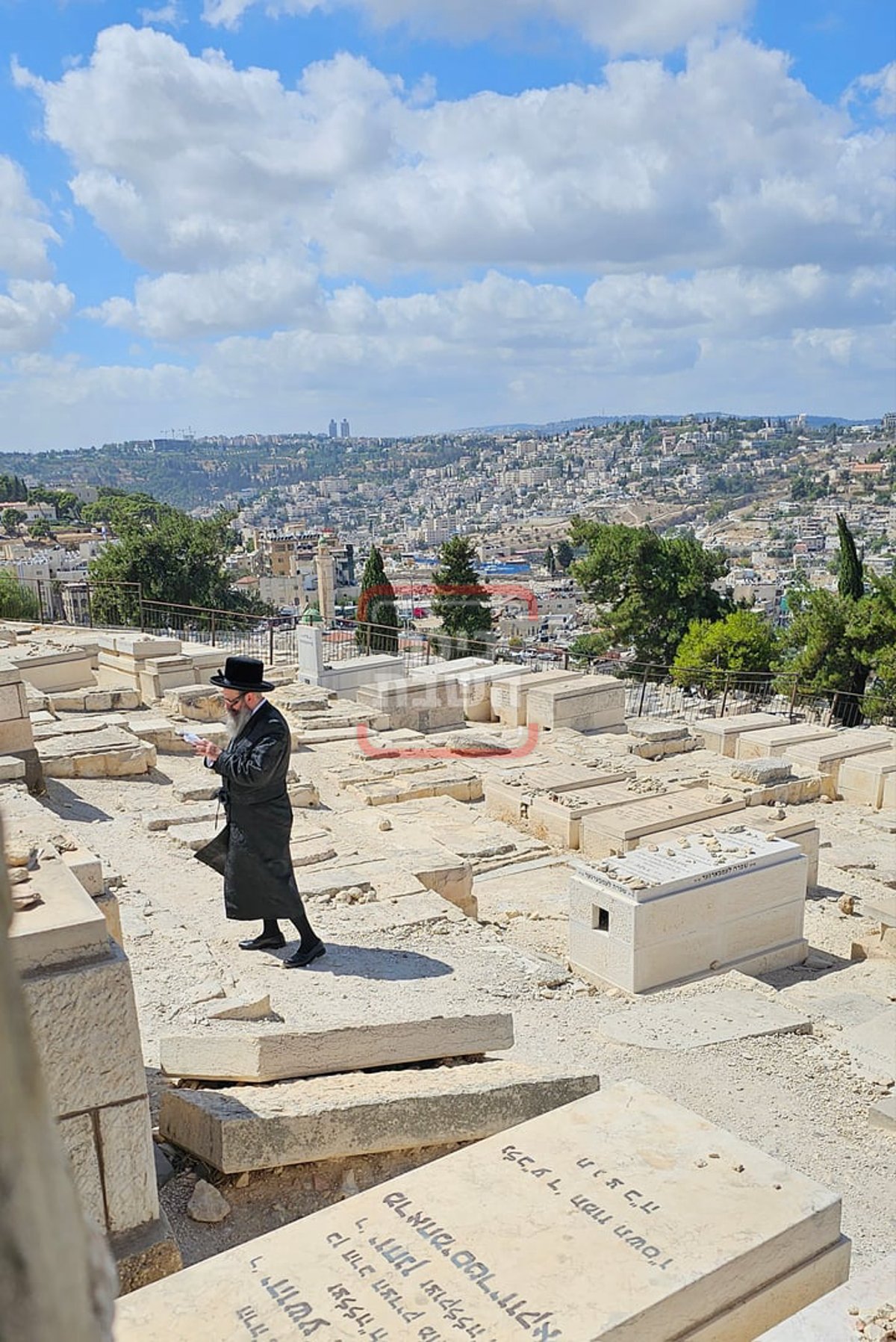 הרה"צ רבי יעקב יוסף הגר בתפילה 'בהר הזיתים' בירושלים 