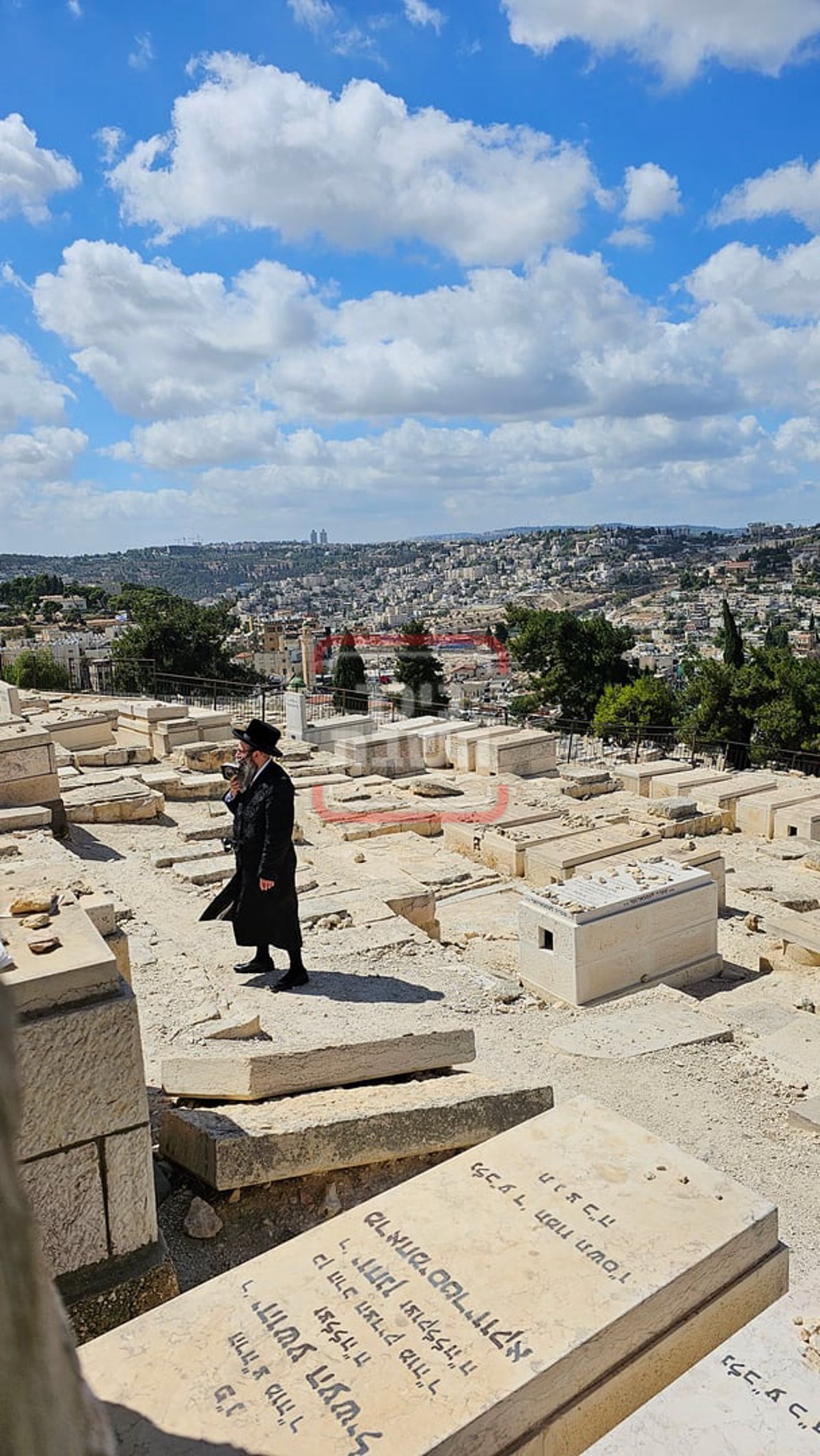 הרה"צ רבי יעקב יוסף הגר בתפילה 'בהר הזיתים' בירושלים 