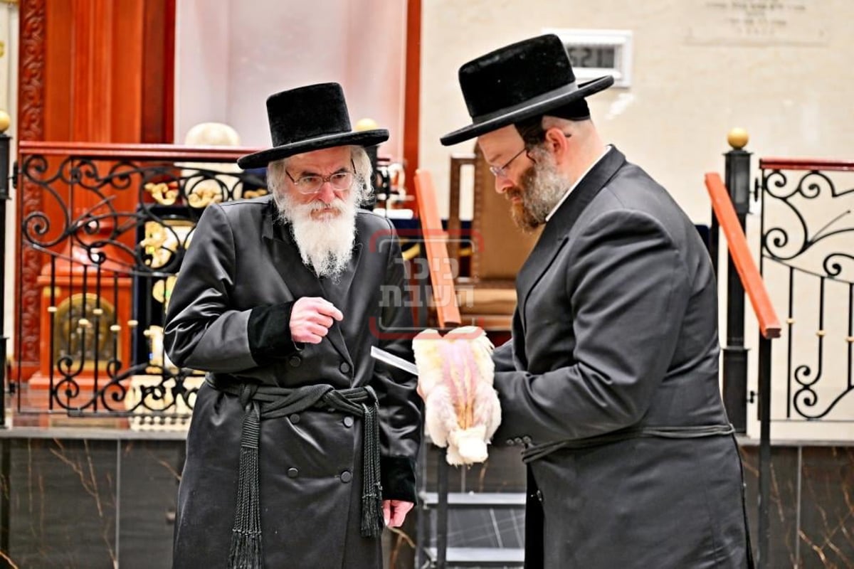 ערב ומוצאי יום כיפור בחצה"ק ויז'ניץ 