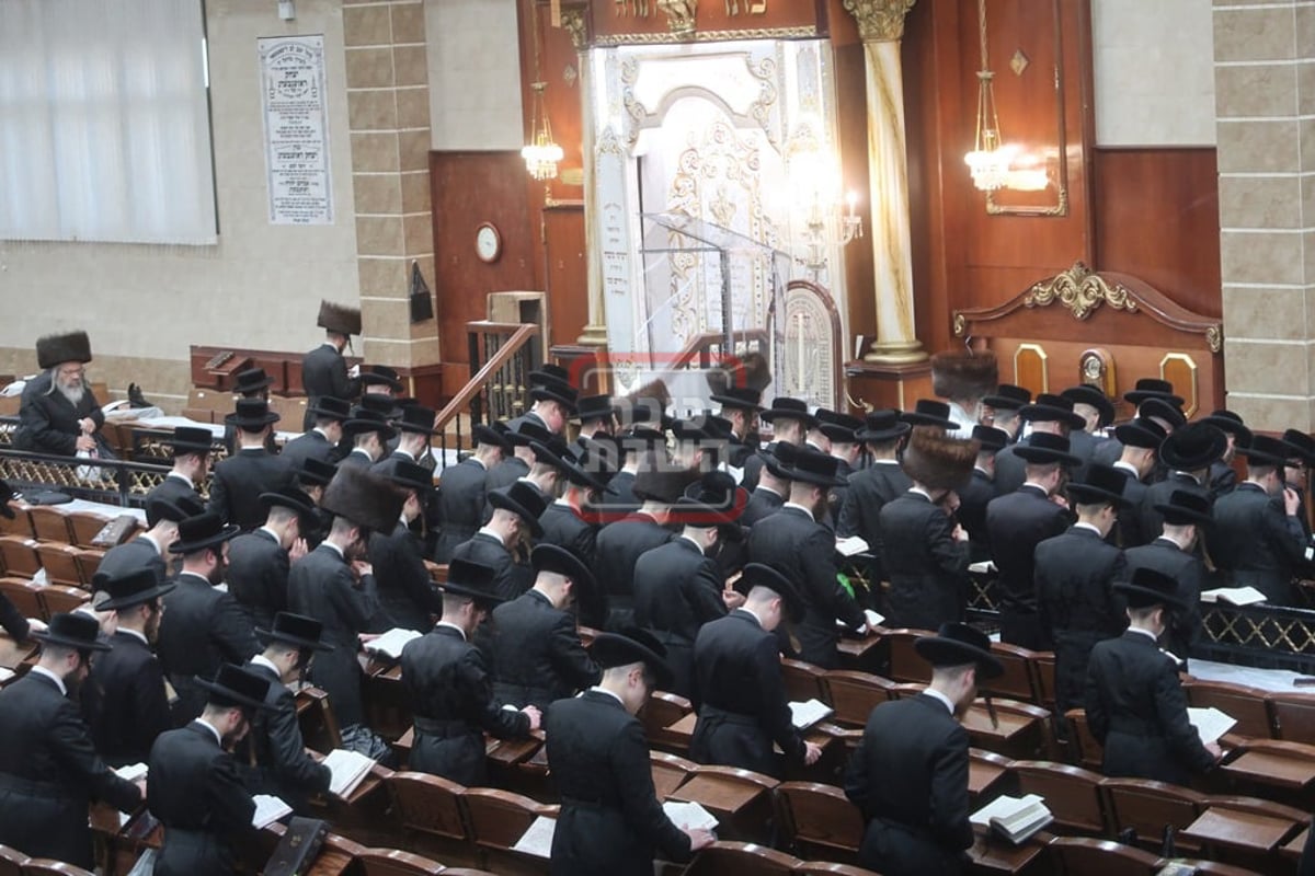 האדמו"ר מסאטמר בתפילת מנחה ערב יום כיפור 