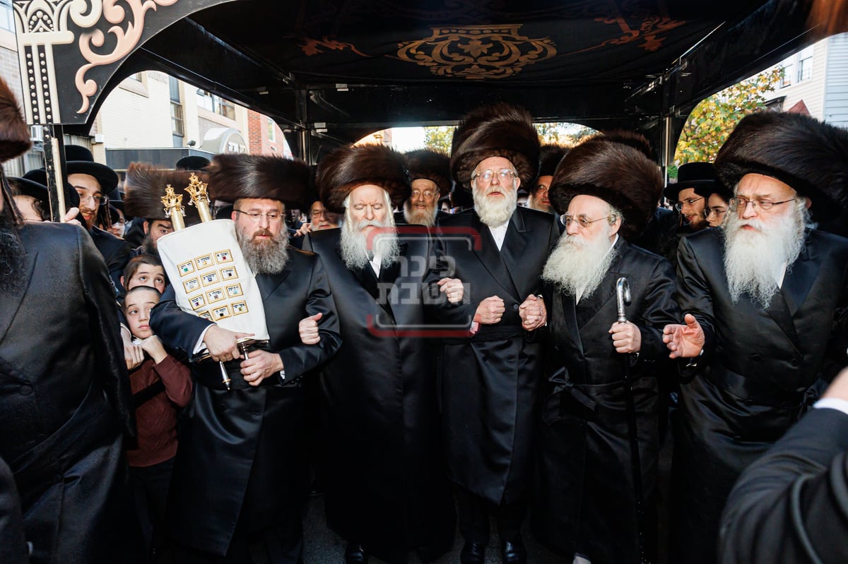 האדמו"ר מבאבוב בהכנסת ספר תורה לבית מדרשו בסוכות 