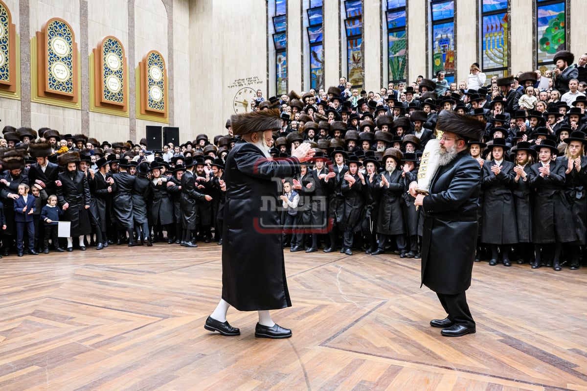 האדמו"ר מבאבוב בהכנסת ספר תורה לבית מדרשו בסוכות 