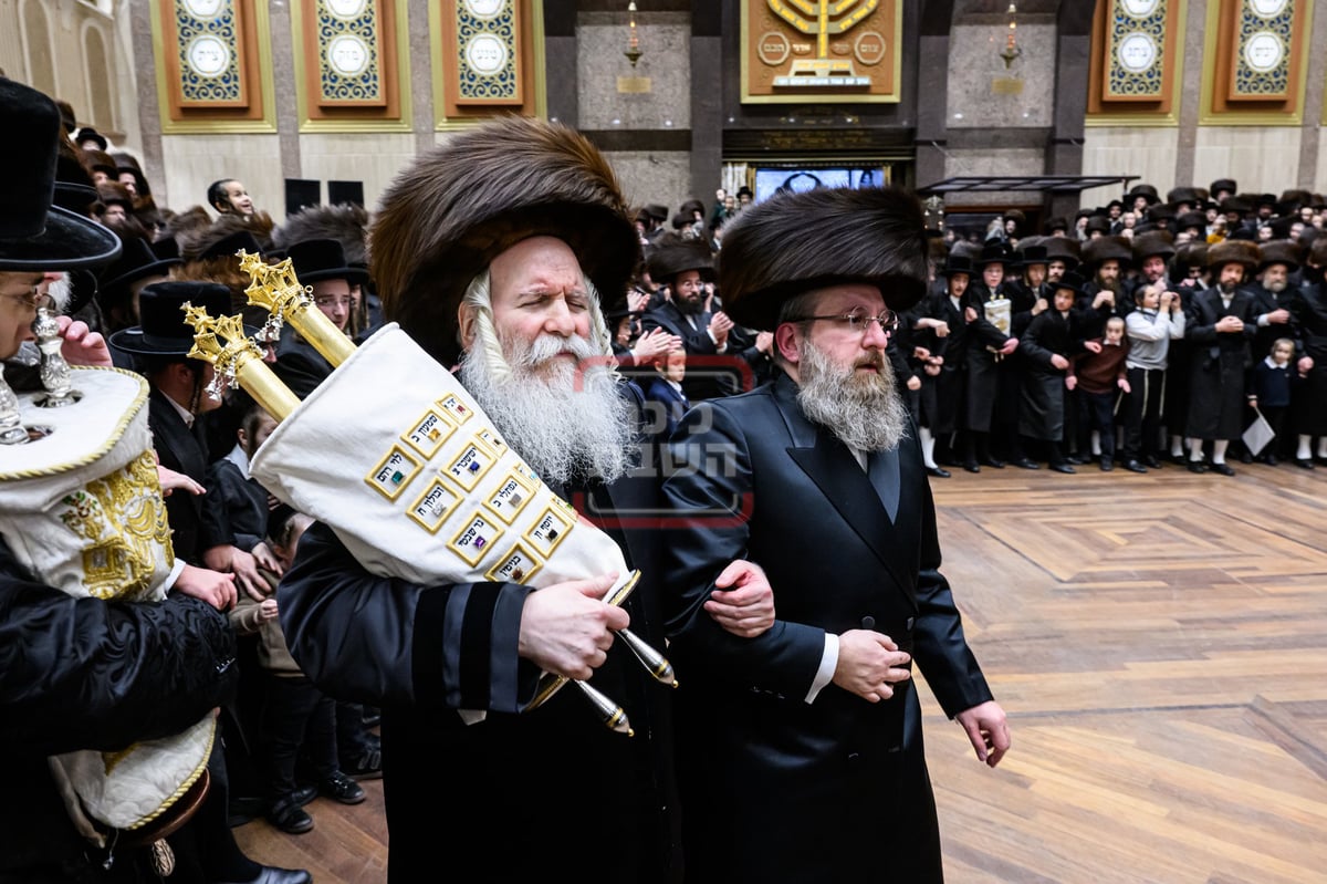 האדמו"ר מבאבוב בהכנסת ספר תורה לבית מדרשו בסוכות 