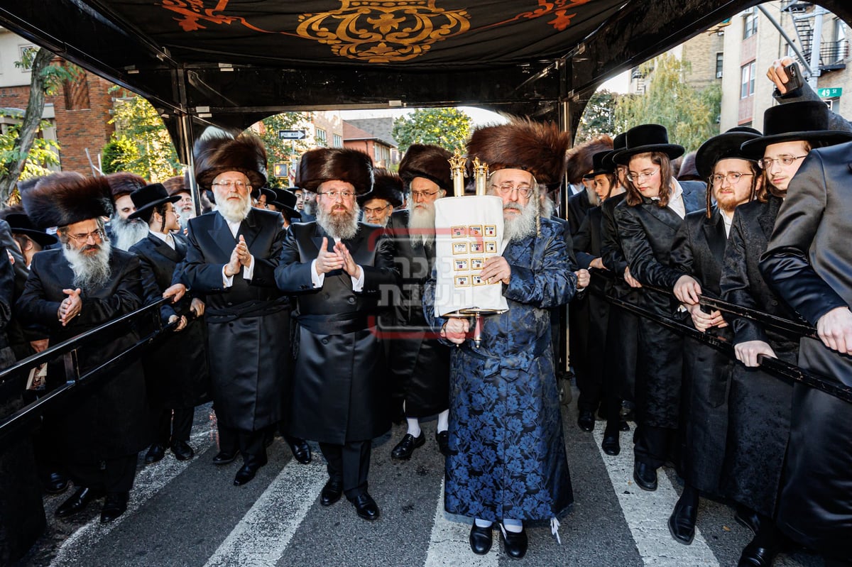 האדמו"ר מבאבוב בהכנסת ספר תורה לבית מדרשו בסוכות 