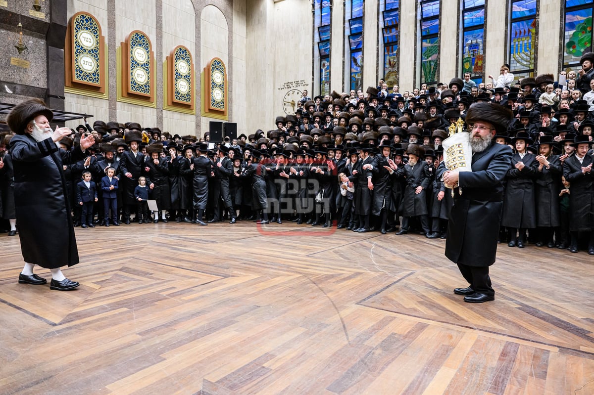 האדמו"ר מבאבוב בהכנסת ספר תורה לבית מדרשו בסוכות 