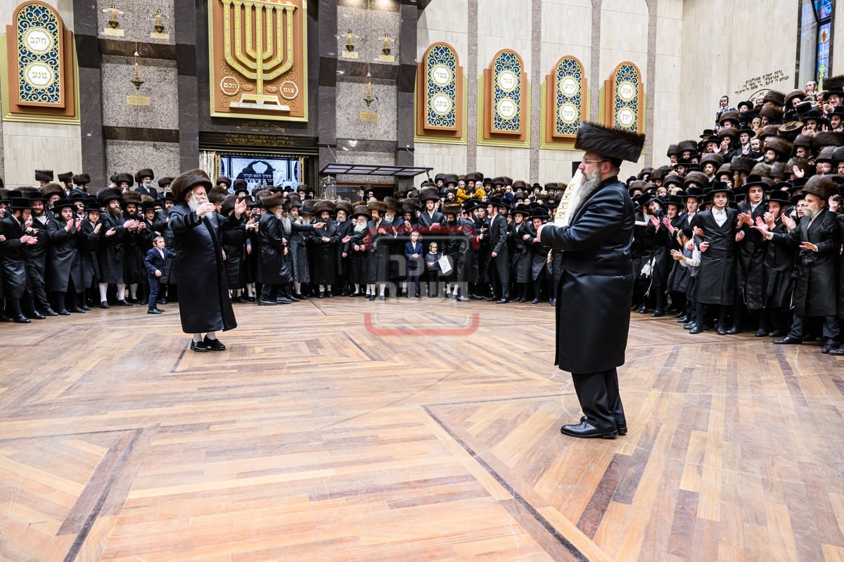 האדמו"ר מבאבוב בהכנסת ספר תורה לבית מדרשו בסוכות 