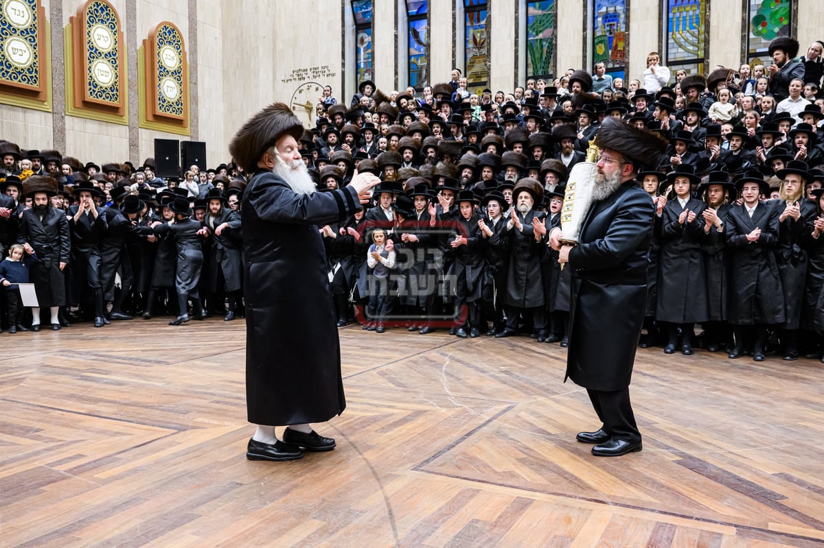 האדמו"ר מבאבוב בהכנסת ספר תורה לבית מדרשו בסוכות 