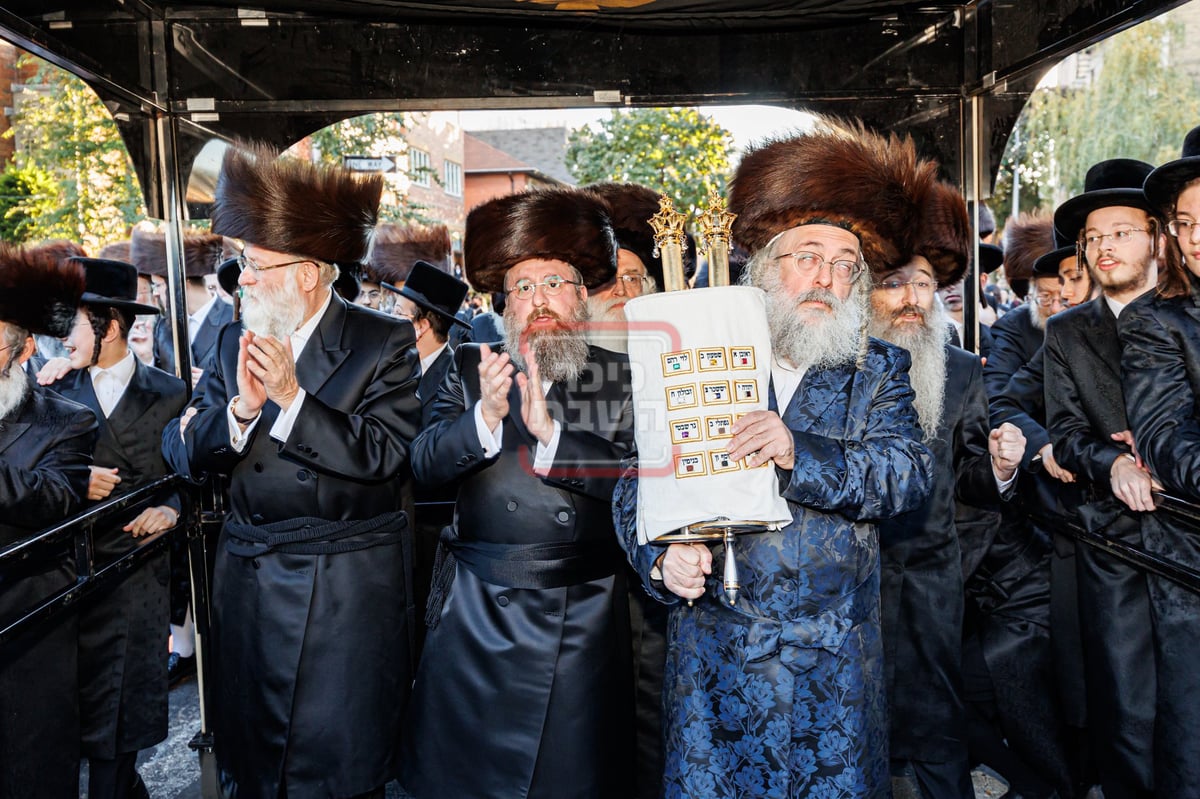 האדמו"ר מבאבוב בהכנסת ספר תורה לבית מדרשו בסוכות 